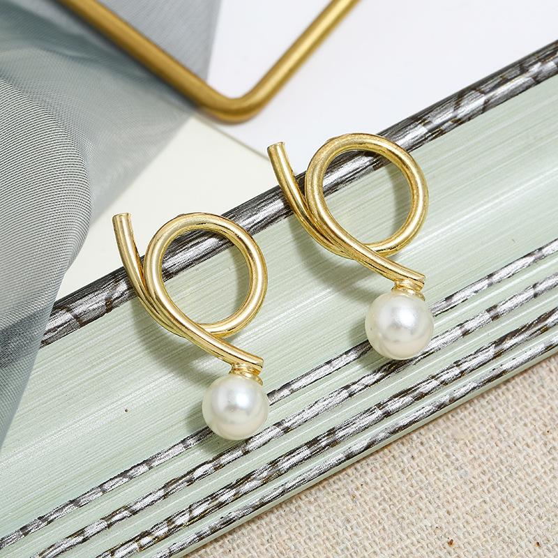 Retro Baroque Pearl Stud Earrings Women's Versatile High-end French Earrings, Simple Temperament, Personalized Trendy Ear Jewelry
