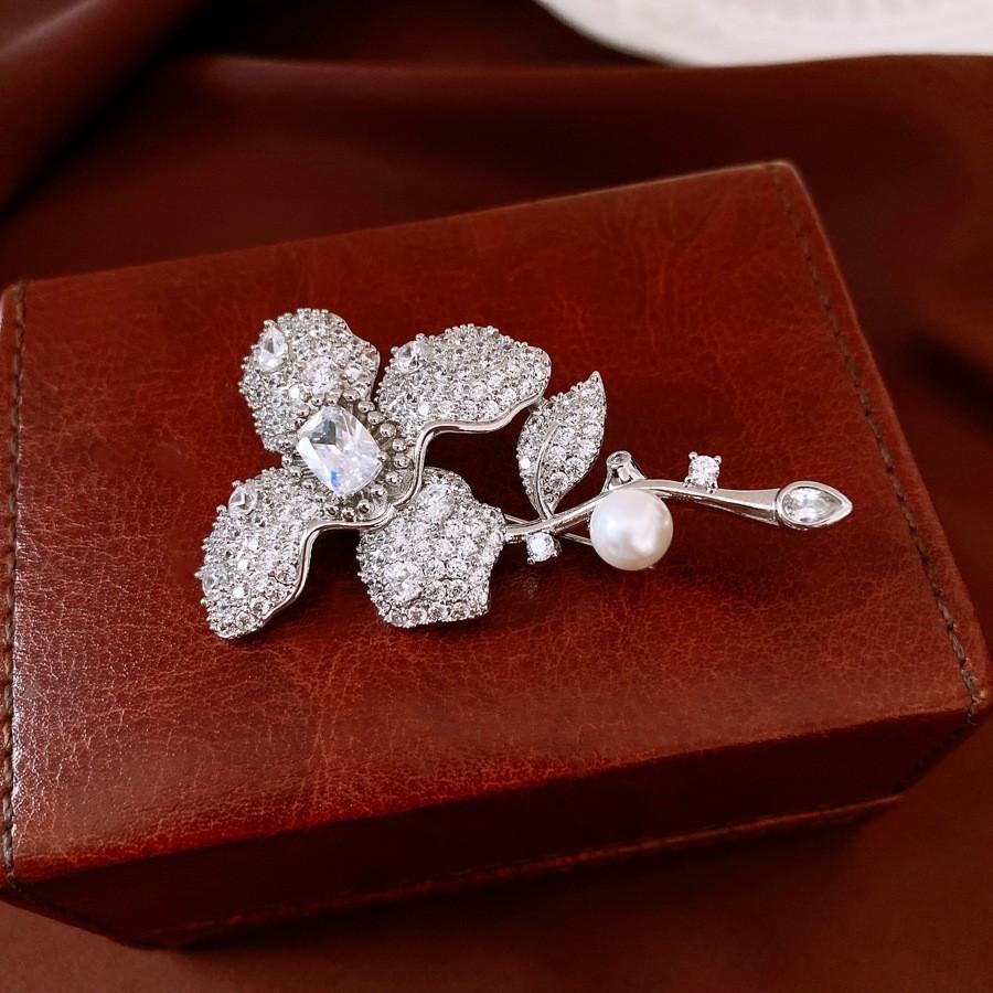 Średniowieczna Vintage Broszka z Kontrastującą Pszczołą Inkrustowana Diamentami Retro Lekki Luksus High-endowa Korsaż Wykwintne Wszechstronne Dodatki Kobiety