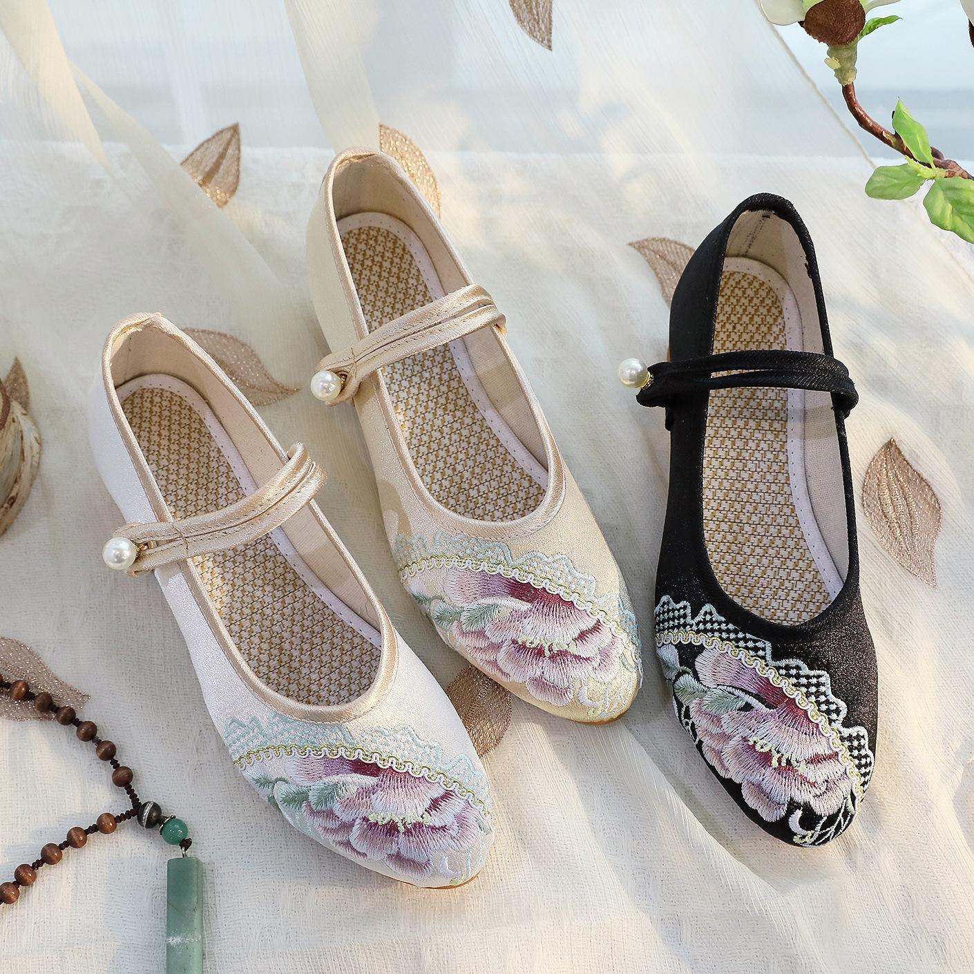 

[Bingyu] 2024 summer new old Beijing embroidered shoes ethnic style retro women s shoes Chinese style cheongsam single shoes 34 бежевый