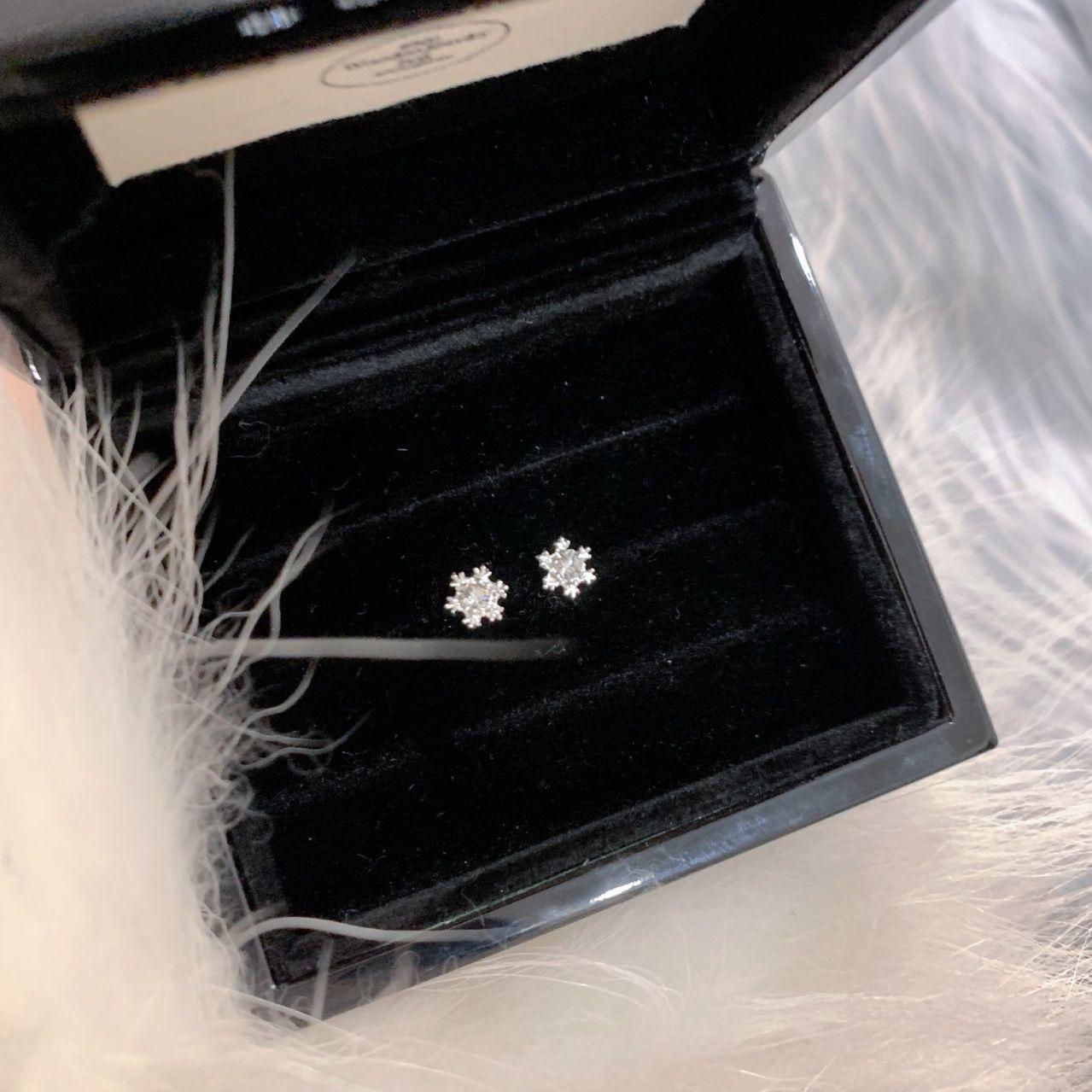 Ins Style Zircon Snowflake Double Ear Piercing Studs: Cool and Sweet Ear Chain Jewelry