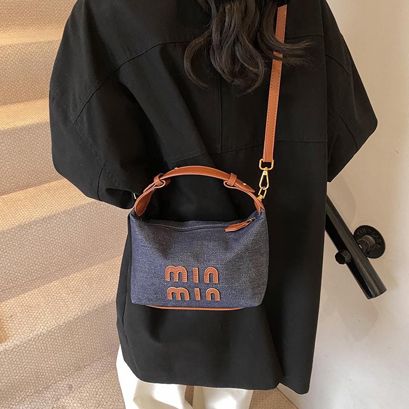 

Premium handbag women s 2025 new trendy fashion casual simple versatile small square bag texture messenger women s bag 21*10*13 темно-синього кольору