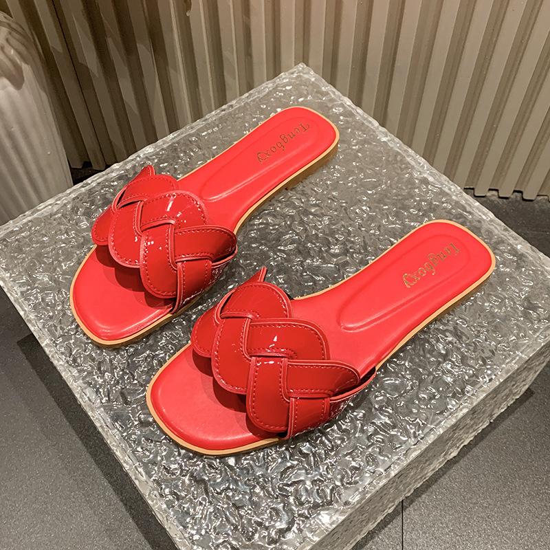2025 new slippers women's summer wear non-slip flat-bottomed beach soft-soled fashion sandals one-word cool slippers