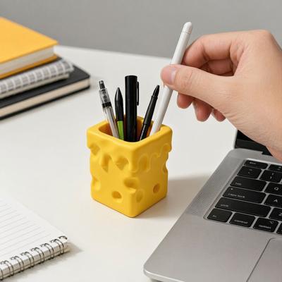3D tištěný držák na tužky v podobě sýra, Nádoba na tužky v podobě roztékajícího se sýrového kostky, Box organizér na štětce na make-up a psací potřeby pro domácí kancelářský stůl