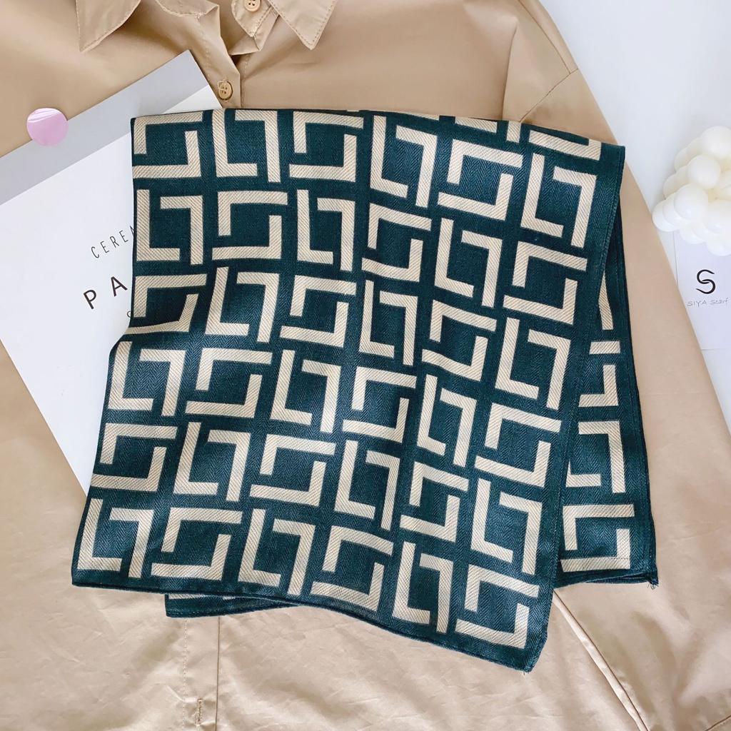 2024 Nowy modny uniwersalny szalik jedwabny 68 cm drukowany filtr przeciwsłoneczny dekoracyjny mały kwadratowy szalik szalik o aksamitnej fakturze