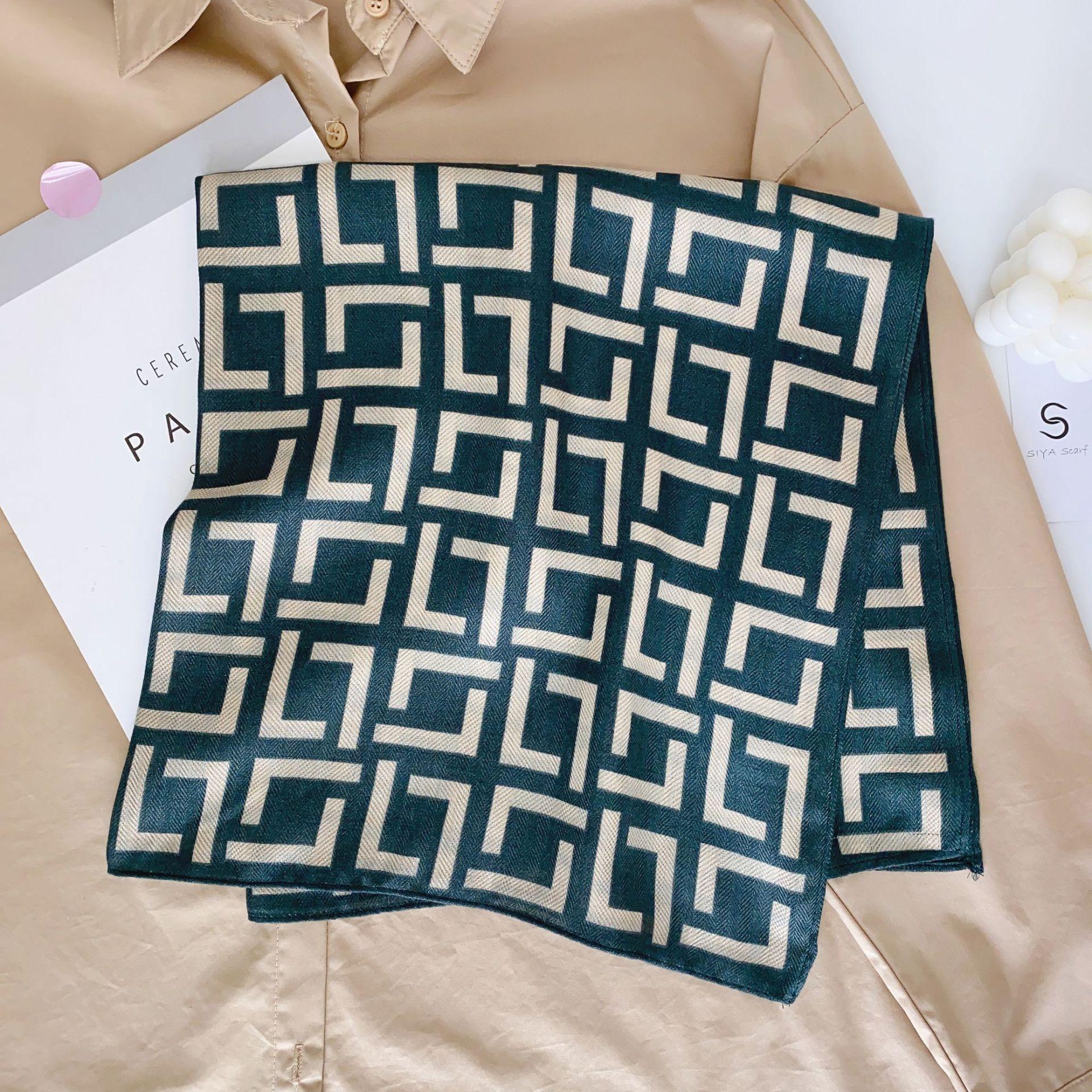 

2024 Новый модный универсальный шелковый шарф 68 см с принтом солнцезащитный декоративный маленький квадратный шарф бархатная текстура шарф 68*68cm