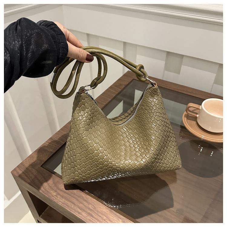 

Spring and summer commuting versatile large-capacity underarm bag women s 2025 new fashion woven tote bag retro shoulder bag зелёный