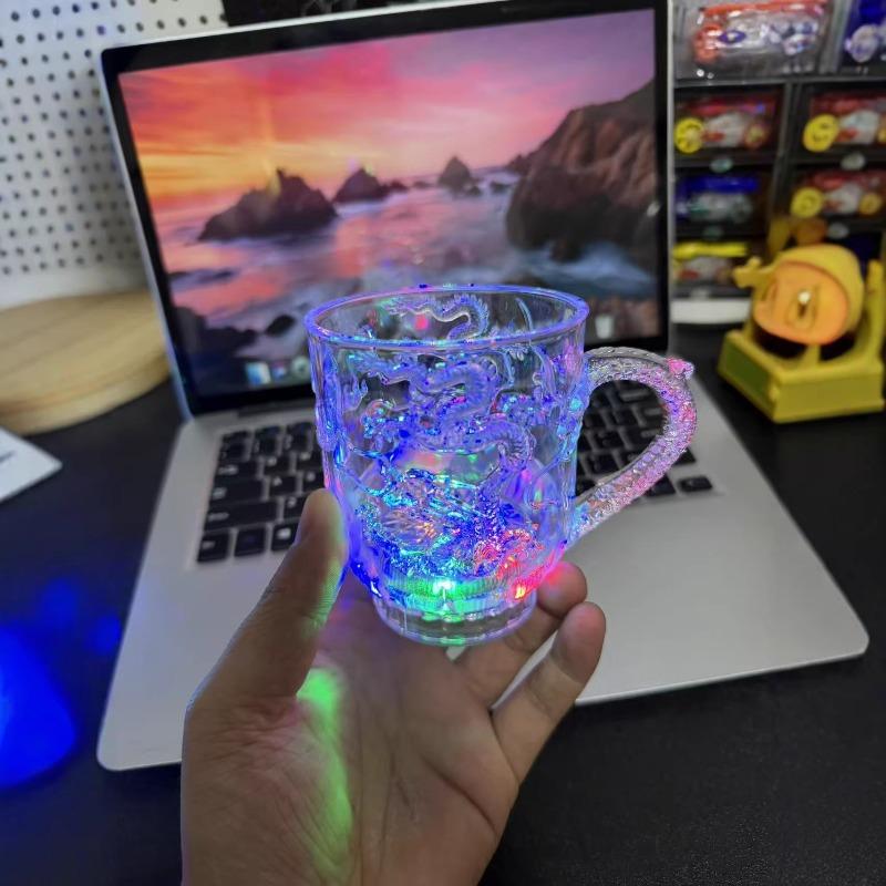 Leuchtende Geburtstag Geschenk Tasse, die sich bei Nässe verfärbt - Bierkrug, der leuchtet und die Farbe wechselt, wenn Wasser hineingegossen wird - Leuchtender Wasserbecher