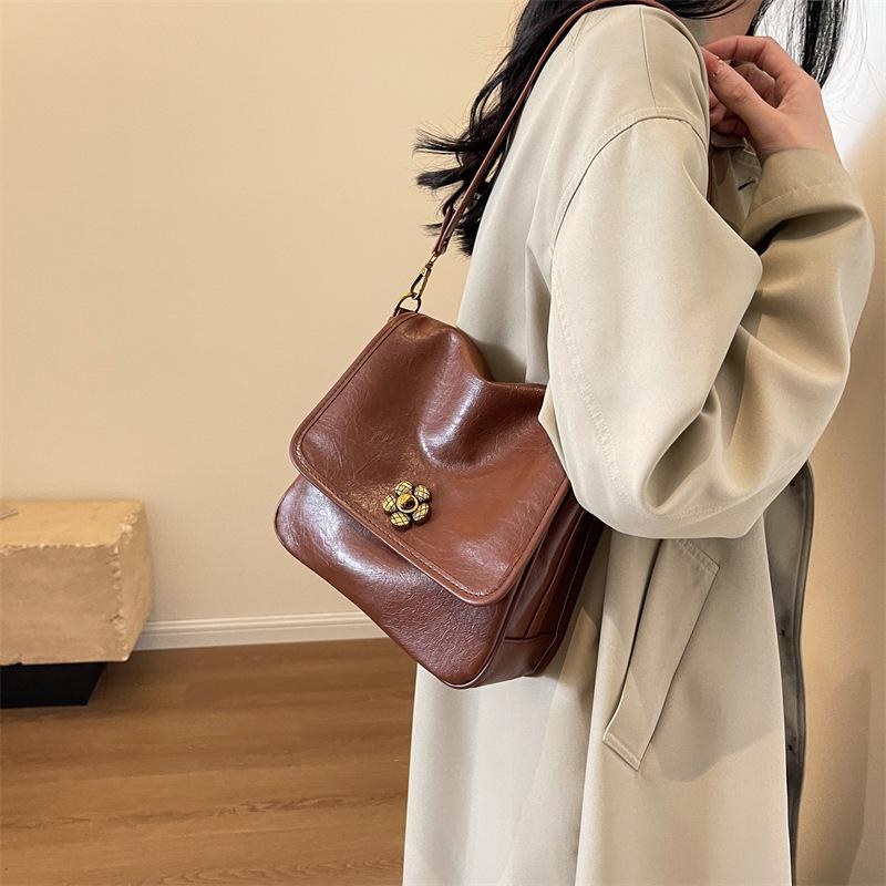 

В этом году популярны маленькие сумки, это женские универсальные сумки через плечо и мессенджеры в стиле ретро, новинки осени и зимы 2023 года, женские популярные маленькие квадратные сумки. 23*10*23 коричневый