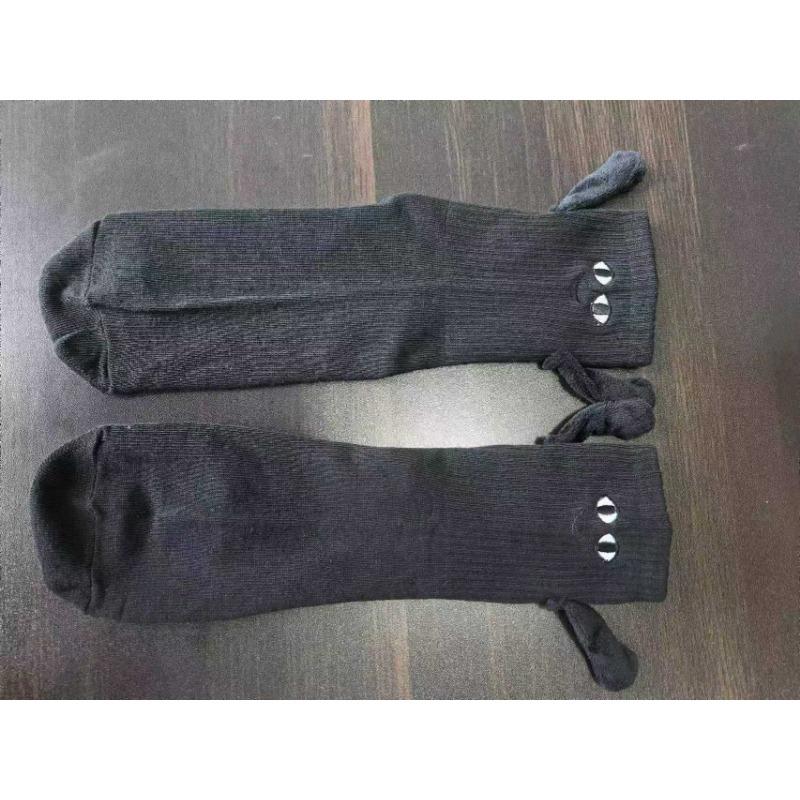 

1 пара модных женских носков, забавные креативные магнитные притяжения, руки, черные, белые, с мультяшными глазами, парные носки