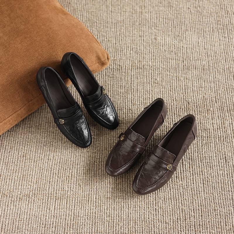Krazing Pot Sheepskin Round Toe Thick Med Heels Spring Shoes Slip On Big Size 42 Metal Flowers Women Pleated Pumps