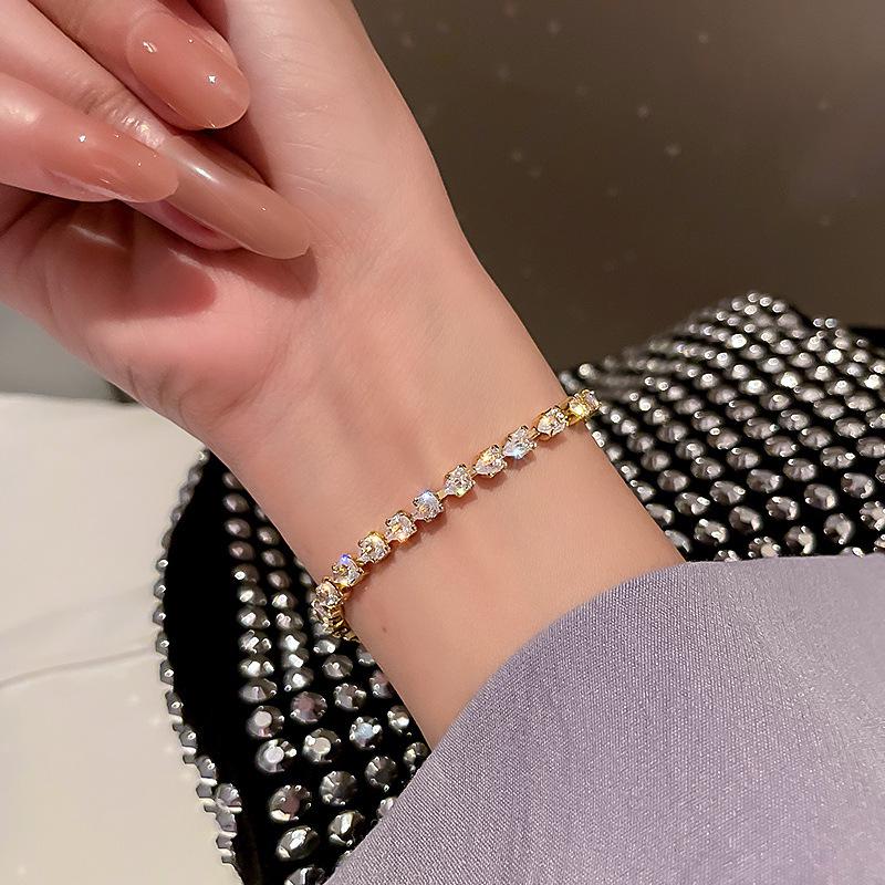 Luxurious Shiny Zircon Teardrop Geometric Bracelet - Elegant and Versatile Jewelry for Women.