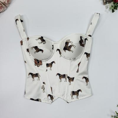Corsete, îmbrăcăminte de damă la modă și elegantă