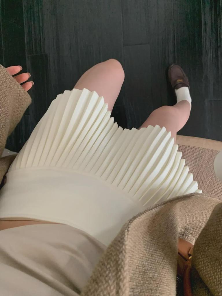 High-Waist A-Line Knitted Skirt for Women - Fashionable, Slimming, Anti-Exposure Wool Pleats for Spring & Autumn