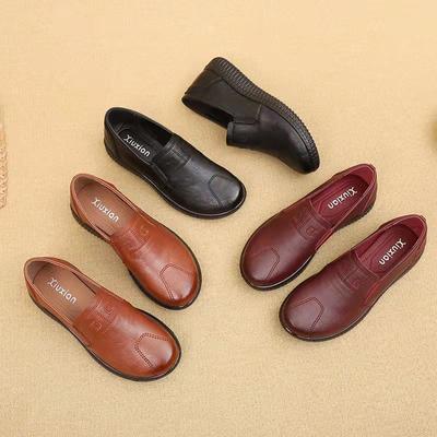 Chaussures de mère à semelles souples pour femmes Chaussures en cuir confortables d'âge moyen et âgées Printemps et automne Chaussures en cuir décontractées plates antidérapantes pour grand-mère