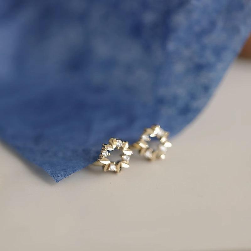 

Сияющие маленькие круглые серьги в виде листьев оливковой ветви, серьги Love Zircon для женщин, маленькие и роскошные