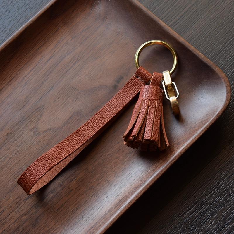 Originální francouzský kozí semišový ručně vyrobený střapec, přívěsek na klíče od auta, ozdoba dámské kabelky, zakázková dárková klíčenka.