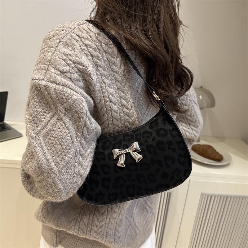 New Fashionable and Casual Single Shoulder Popular Underarm Bag Trendy and Beautiful Small Square Bag Underarm Bag