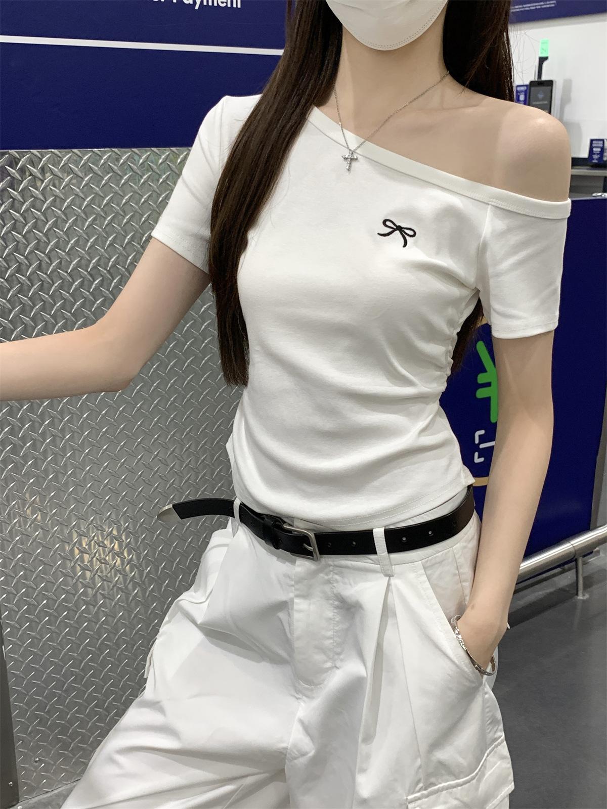 

Spice girl temperament slanted shoulder short-sleeved T-shirt women s summer new pleated design bow embroidered top women S белый