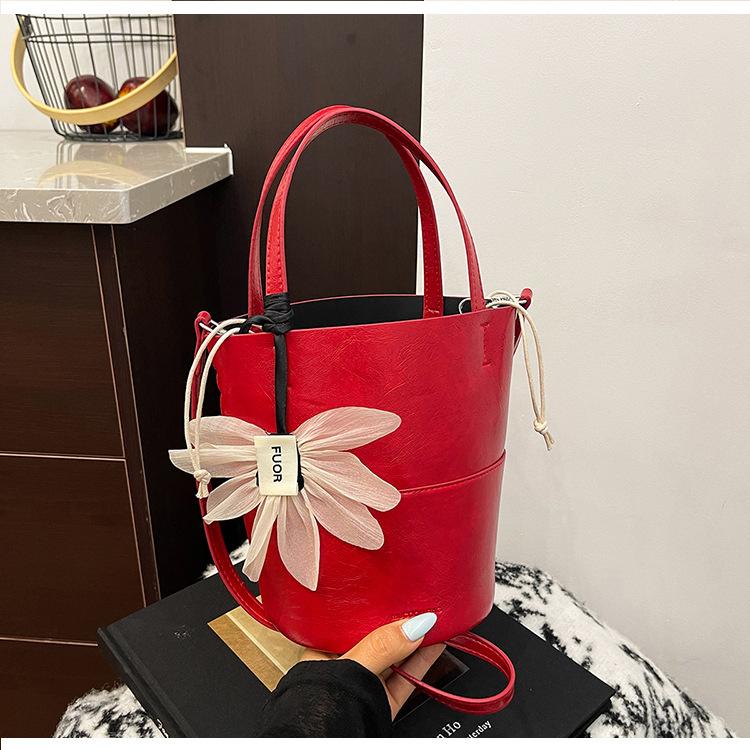 

Простая нишевая повседневная рабочая сумка женская 2025 лето новая мода модная сумка-мессенджер сумка-ведро красный