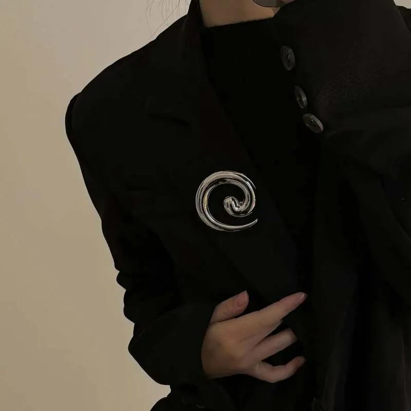 Punk Gold Color Irregular Metal Smooth Spiral Vortex Broochs for Women Men Suit Corsage Pins Party Jewelry Accessory Gifts 2026