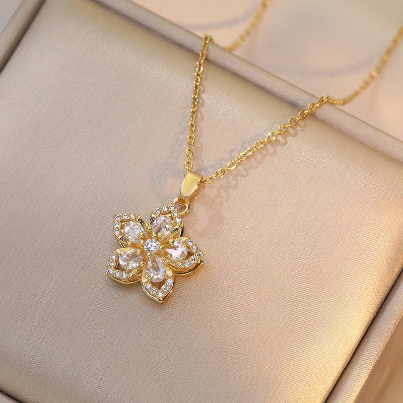 

Five-petaled Flower 360 ° Rotating Pendant Necklace Temperament Light Luxury Niche Design Sense