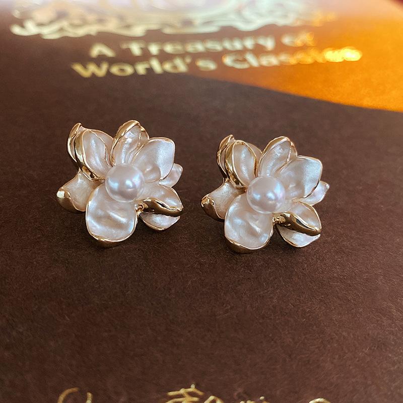 Imitation Pearl Flowers Geometry Stud Earrings for Women Simple Retro Temperament Fashion Sweet Personality Jewelry Gift