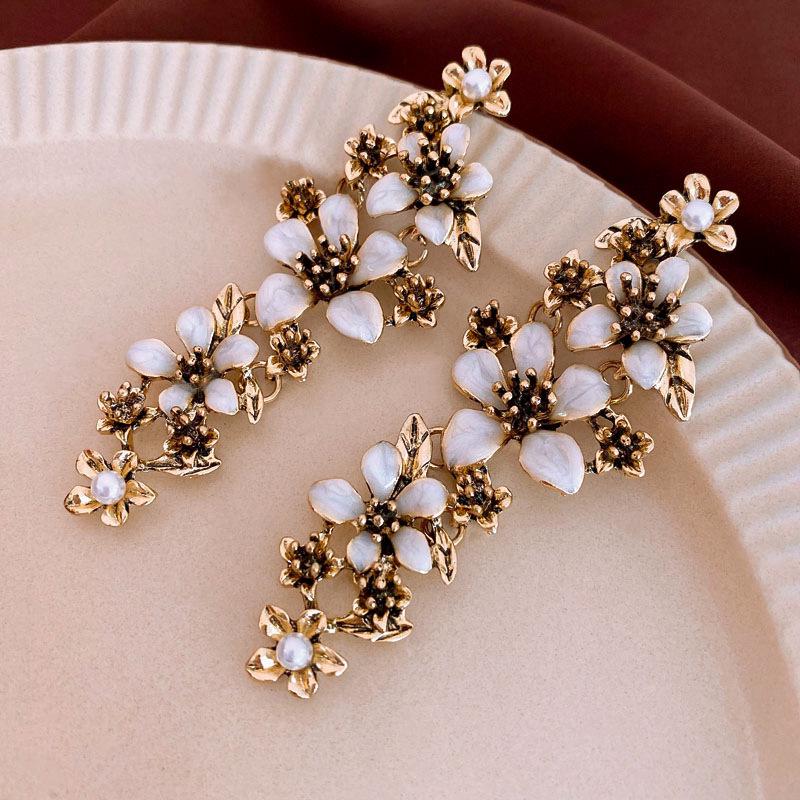 

Silver Needle Retro Drip Glaze Pearl Flower Earrings: Elegant Vintage Studs with High-End Style and Unique Fashion Appeal.