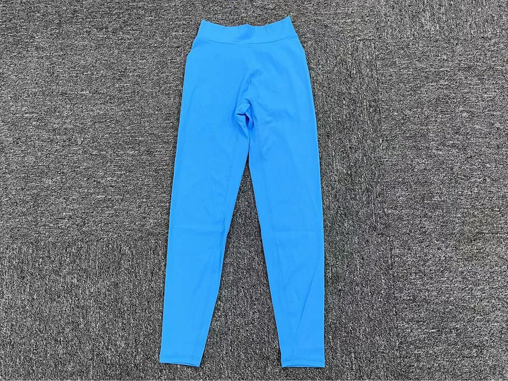 Šik sportovní legíny s V-výstřihem na zádech a push-up efektem: Bezešvé kalhoty na jógu zvýrazňující hýždě