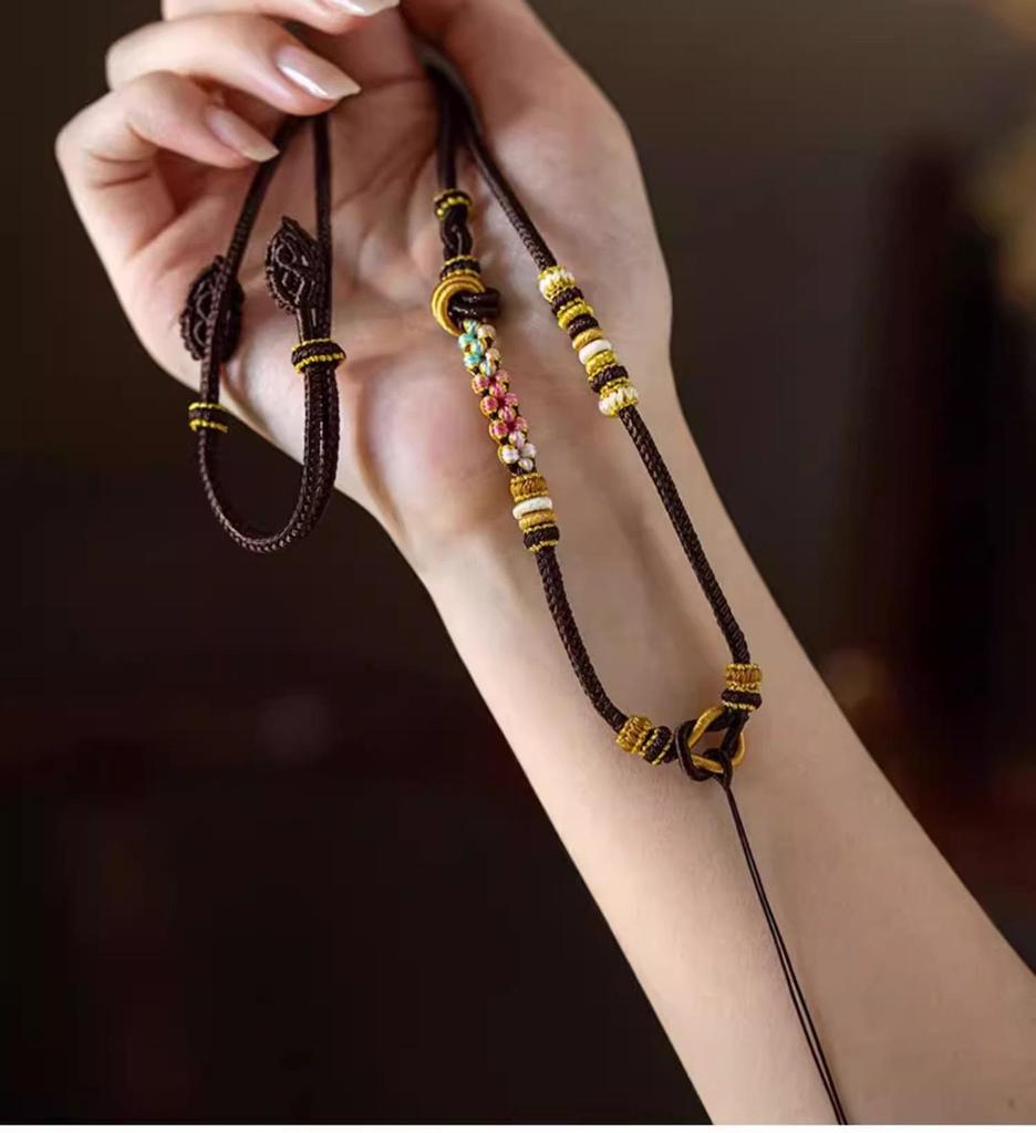 Ręcznie wykonany naszyjnik z wisiorkiem z jadeitu z klamrą Pokoju na sznurku w kolorze kwiatu brzoskwini