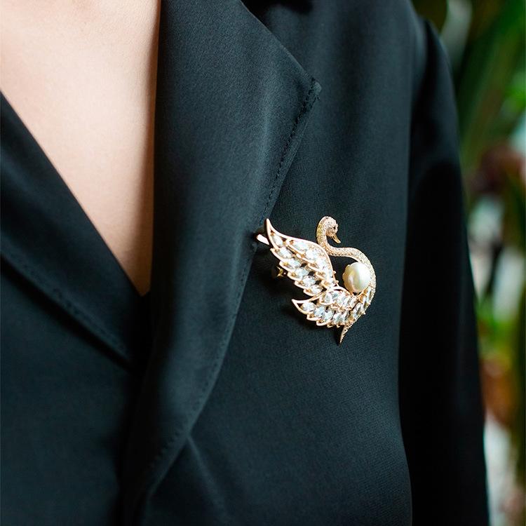Swan brooch, high-end women's luxury pearl temperament brooch, new niche high-end pin, suit and accessories
