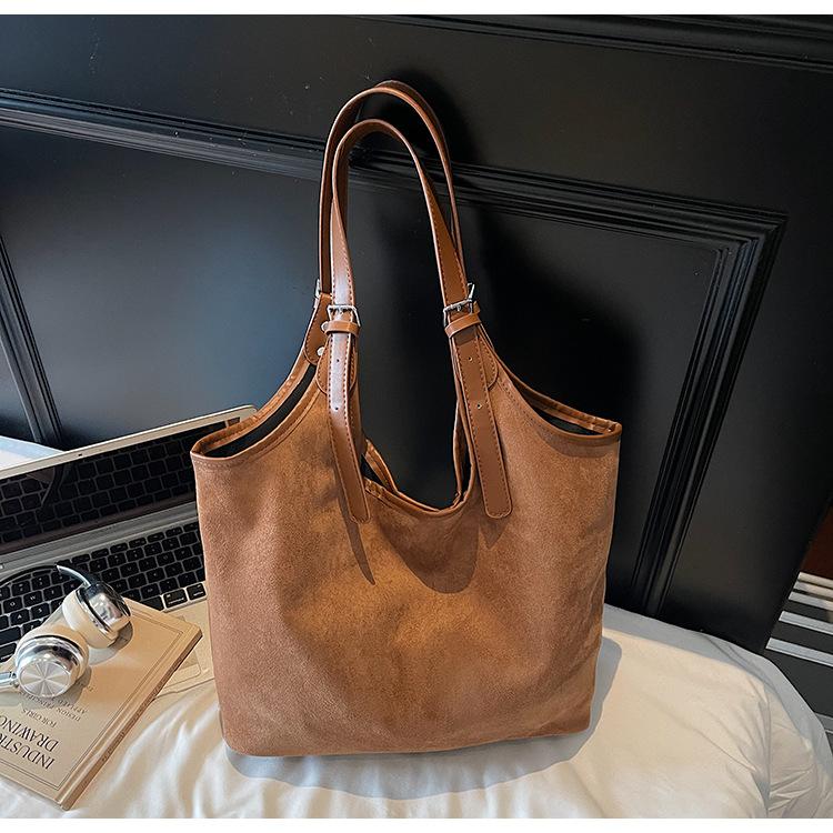 

Large capacity bag women s autumn and winter versatile 2025 new casual matte retro shoulder tote bag women s bucket bag