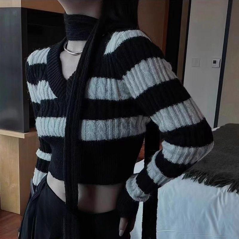 

Свитер в полоску с V-образным вырезом — это повседневный, стройнящий, облегающий, короткий и утолщенный базовый вязаный свитер для женщин на осень и зиму. One size чёрный/синий