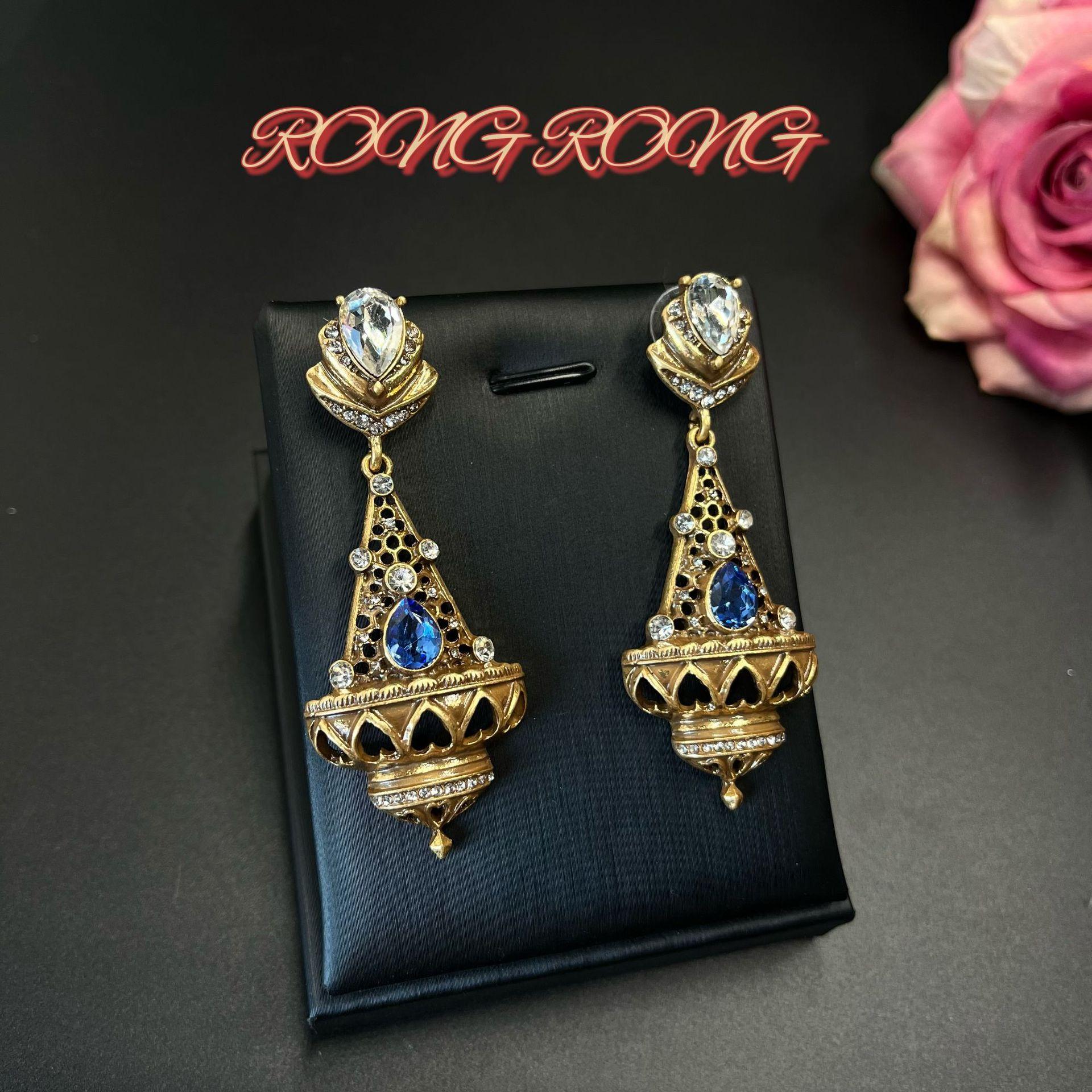 

Middle Aged Vintage Jewelry Court Ethnic Style Heavy Industry Studded Earrings Finely Carved Styles Returning To Retro