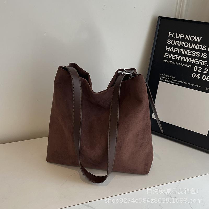 

Large capacity bag women s autumn and winter versatile 2025 new retro matte shoulder messenger bag class commuter tote bag