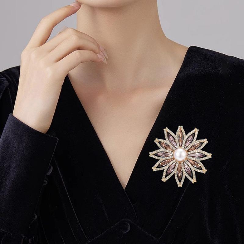 Fashionable Crystal Hollowed-out Sunflower Brooch, Elegant and Refined Pearl Brooch with A Light Luxury Design Sense
