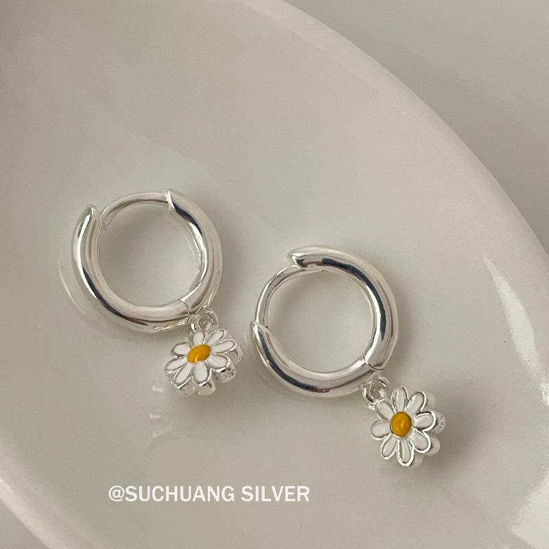 Sterling Silver Daisy Earrings with Resin Flower Backs - Pastoral Style 925 Sterling Silver маленькая ромашка клипса для уха (2 г)