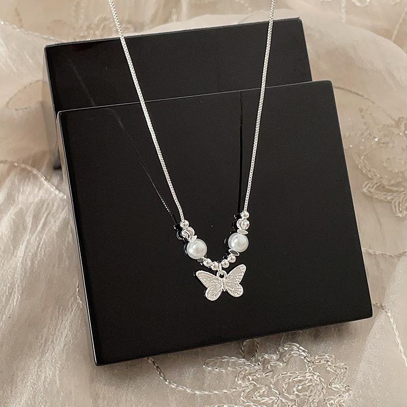 

Butterfly Pearl Pendant Necklace - French Retro Style Choker for Women