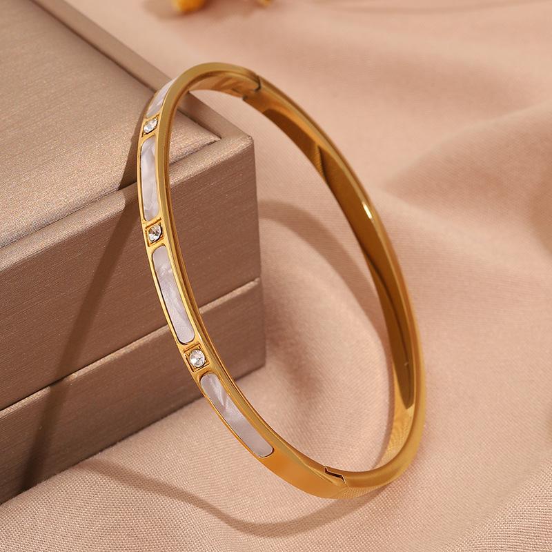 Hot-selling titanium steel bracelet, girls' high-end sense of fashion, popular light luxury in Europe and the United States, Gypsy star love diamond
