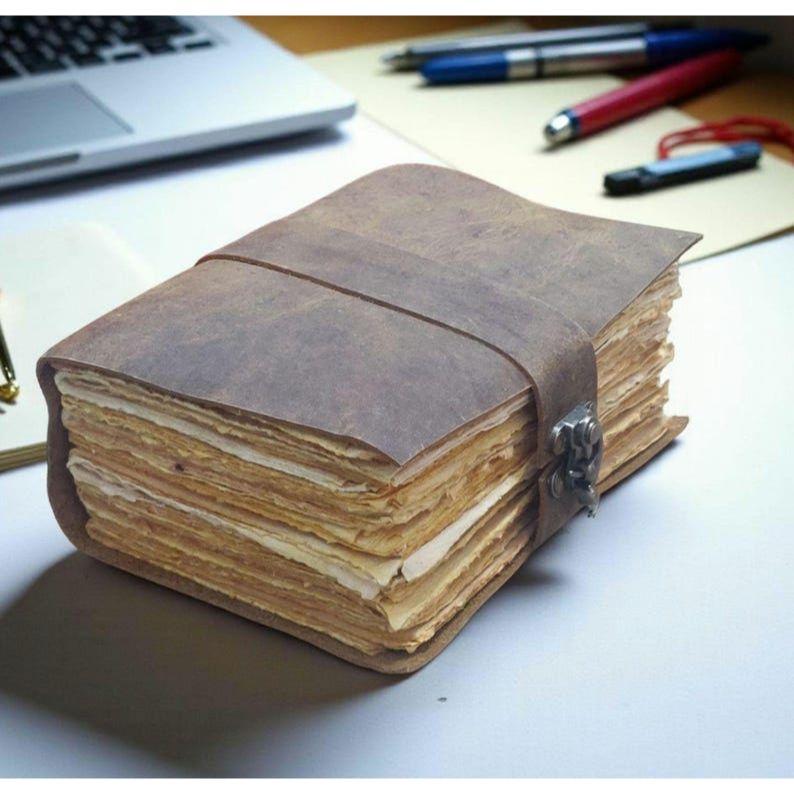 

Коричневый кожаный журнал Винтажный кожаный блокнот Пустая Книга Теней для заклинаний Дорожный блокнот для мужчин женщин Подарок на годовщину 7 x 5 in - 200 Sheet