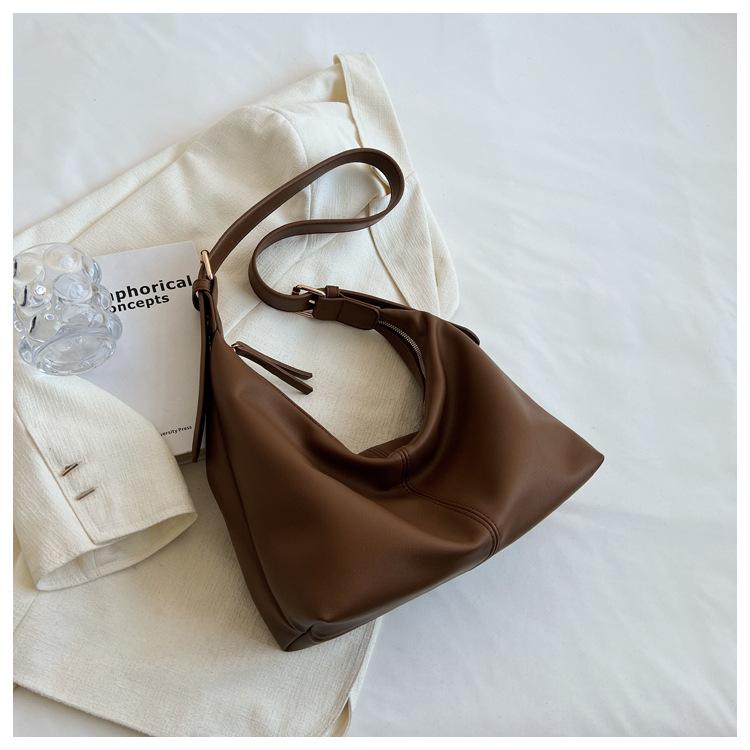 Soft leather one shoulder messenger bag women's 2025 new fashion retro dumpling bag large capacity tote bag