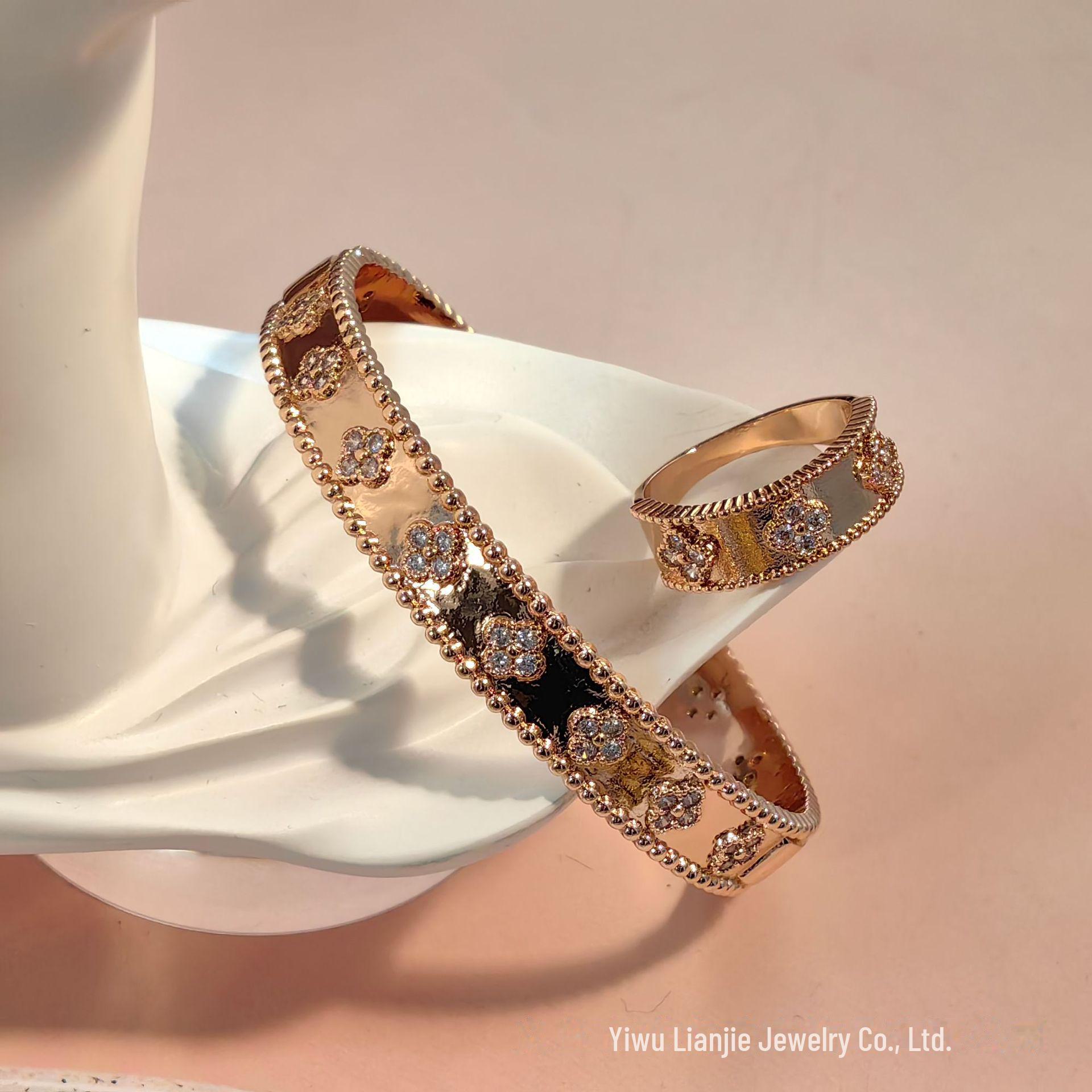 

Винтажный комплект колец-браслетов с гальваническим покрытием «Четырехлистный клевер» — стильный, универсальный и модный