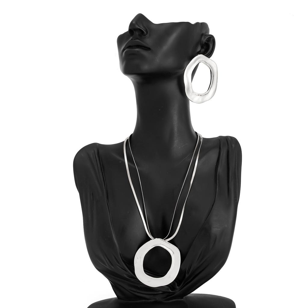 Exaggerated Geometric Metal Round Hollow Pendant Necklace, Hip Hop Snake Bone Chain Collarbone Necklace