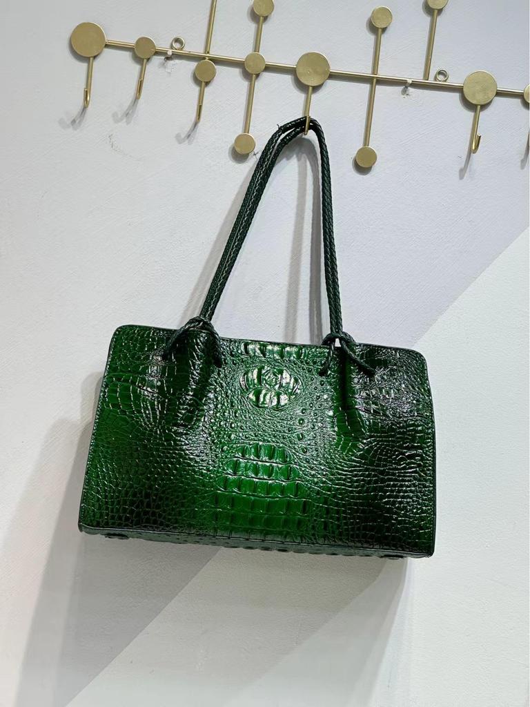 Crocodile Pattern Leather Tote: 2025 Large Capacity Handbag, Single Shoulder or Underarm Bag for Women.