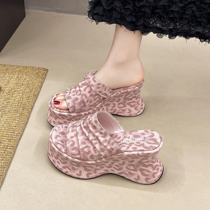 

European and American style in the summer of 2025, the new muffin thick-bottomed waterproof table slope heel with cool slippers for women 39
