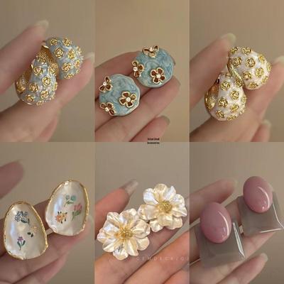 Boucles d'oreilles élégantes rétro françaises à fleurs: Boucles d'oreilles littéraires luxueuses