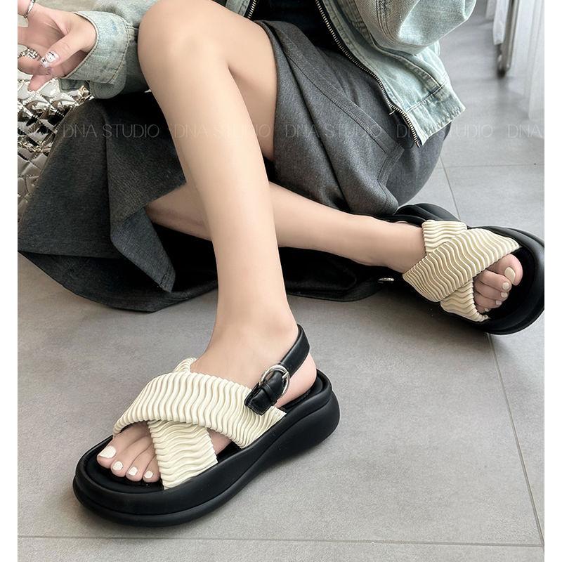Petite Thick-soled Crossover Sandals for Women in Summer 2025, Casual, One-button, and Fashionable Beach Shoes with Exposed Toes