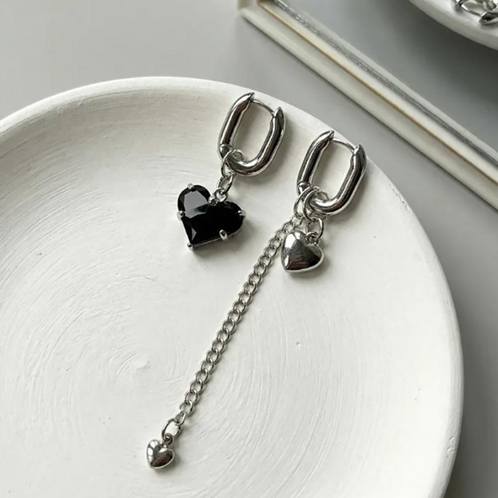 Nuovi Orecchini Pendenti Punk a Forma di Cuore di Pesca con Zirconi per Donna Asimmetrici Semplici alla Moda Geometrici Cerchiari Fibbia per Orecchio Gioielli Regalo 2026