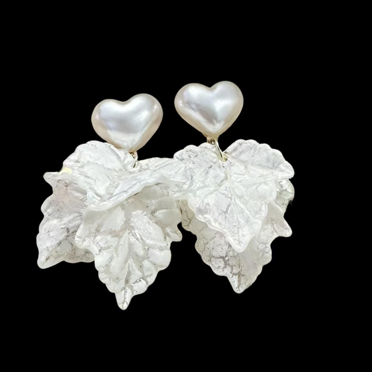 Elegant French Petal Pearl Heart Tassel Earrings – Light Luxury Retro Studs for Women белый
