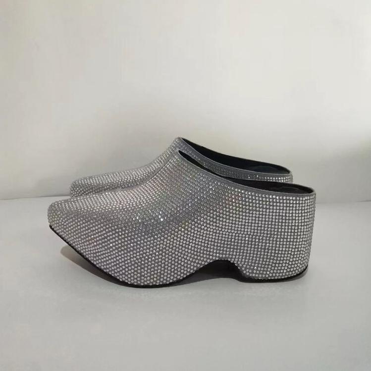 

Модный бренд Водяной бриллиант Плоская подошва Пляжные шлепанцы Женские Отпуск Досуг Серебристые Сандалии на толстой подошве Средний каблук Женская обувь Размер 43 41