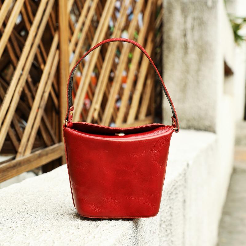 

Сумка-кошелек из натуральной кожи Spring Hand, изготовленная из высококачественной коровьей кожи, создает ощущение высокого класса и изысканности бордовый